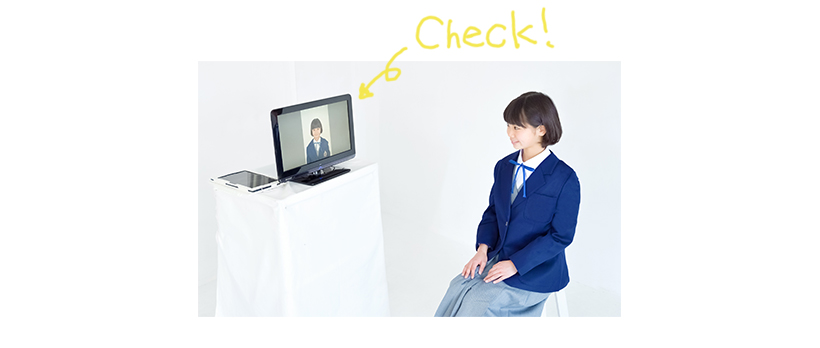 モニターで写りを確認している女子中学生